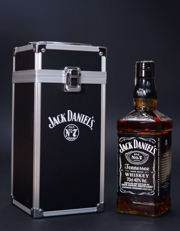 Poklon za dečka - metalna kutija crno sive boje u koju je upakovan Jack Daniels