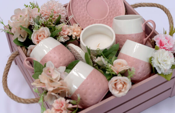 Poklon za devojku aranžiran u roze drvenoj kutiji sa fantastičnim setom soljica i aromatičnim svećama