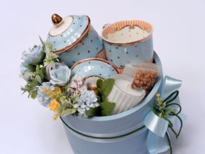 Poklon za devojku u nežno plavoj kutiji sa šoljama za čaj