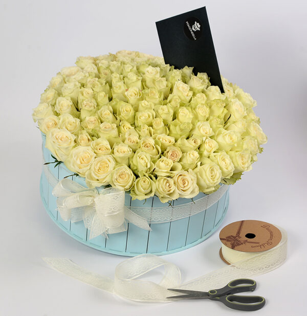 101 bela ruža u kutiji - dostava cveća beograd - poklondzija