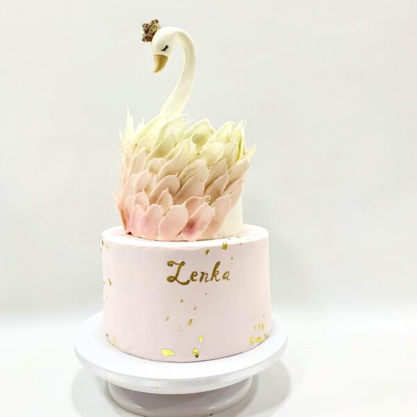 Torta za devojčice Dečija torta za devojčice u roze tonu dekorisana nežnim labudom na vrhu torte.Poklondzija