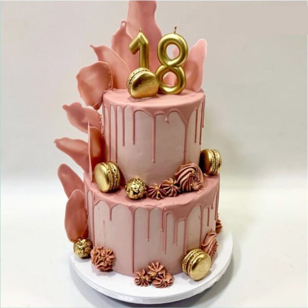 Torta za 18 rodjendan ženske na 2 sprata u predivnoj nijansi roze boje sa zlatnim makarons kolačima i brojem 18 na vrhu.Poklondzija