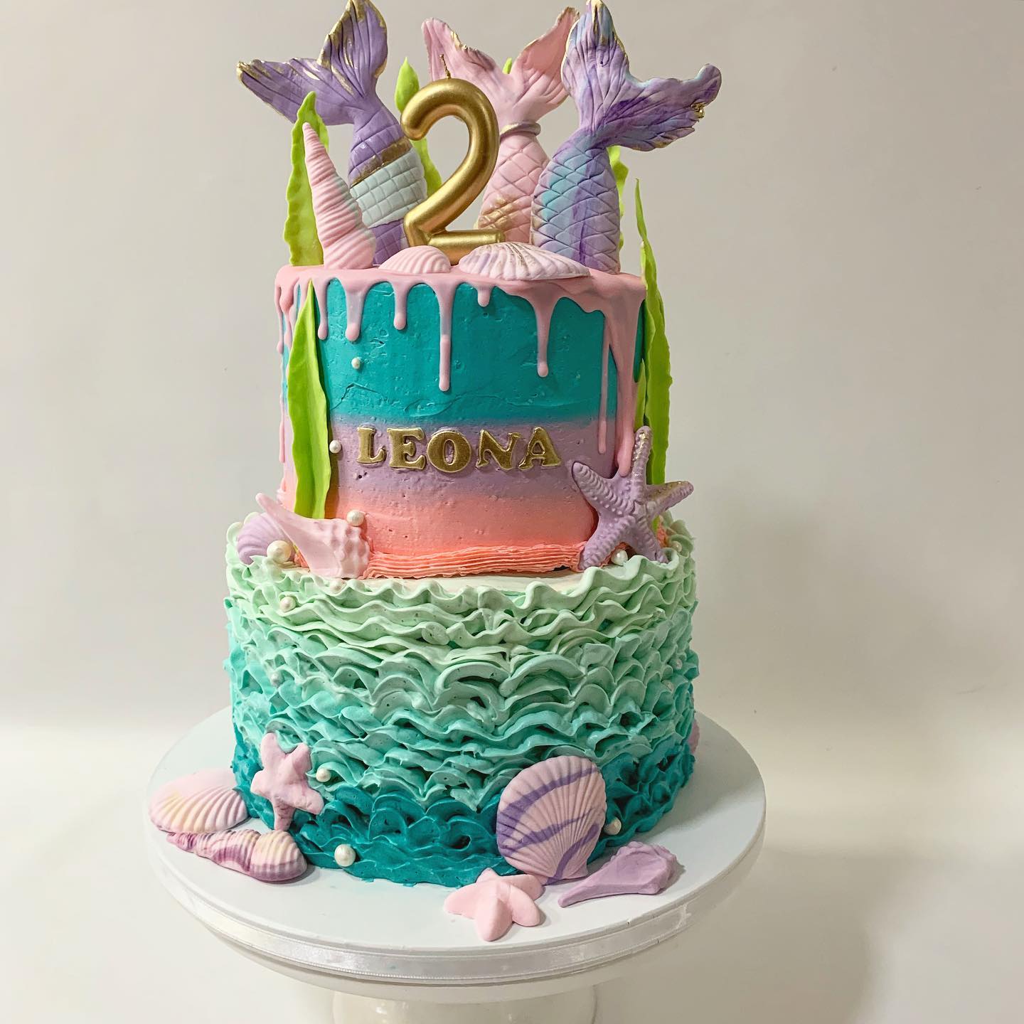 Torta za devojčice na 2 sprata sa motivima okeana i 3 najpoznatija repa na svetu.Poklondzija