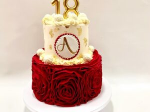 Torta za 18 rodjendan ženske na 2 sprata u moćnoj belo crvenoj kombinaciji sa zlatnim brojem 18 na vrhu i prvim spratom od ruža.Poklondzija