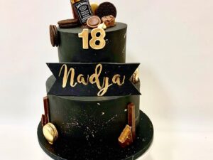 Torta za 18 rodjendan luksuznog izgleda na 2 sprata sa najukusnijim čokoladicama i jednim jedinim gospodinom Jack Danielsom.Poklondzija