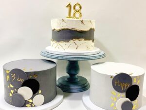 Torta za 18 rodjendan sa 3 različita ukusa modernog izgleda.Poklondzija