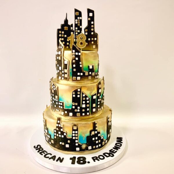 Torta za 18 rodjendan na 3 sprata u zlatnoj kominaciji sa zlatnim brojem 18 na vrhu torte.Poklondzija