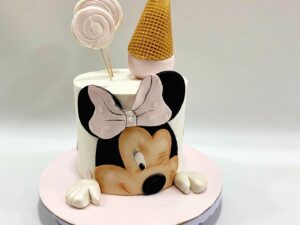 Dečija torta za devojčice na 1 sprat sa likom preslatke Mini Mouse i dekoracijom od preukusnog sladoleda i lizalica.Poklondzija