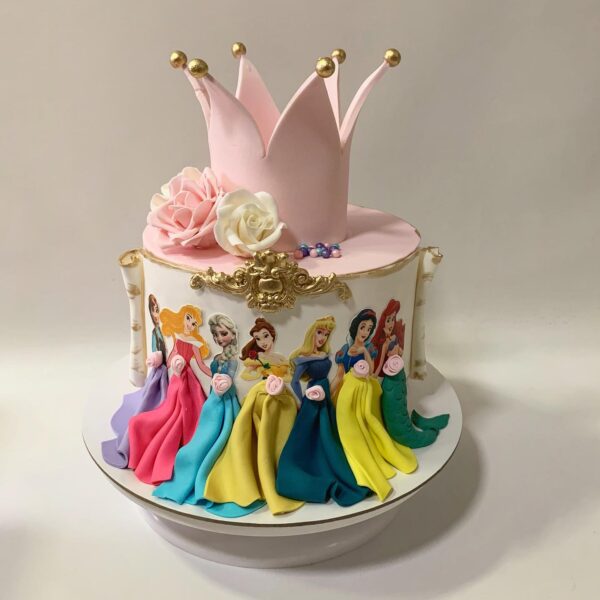 Torta za devojčice Torta za devojčice sa Disney princezama i roze krunom na vrhu torte za vašu princezu.Poklondzija