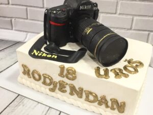 Torta za 18.rodjendan sa profesionalnim nikon fotoaparatom za prave fotografe.Poklondzija