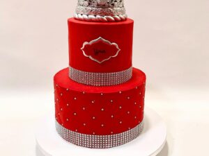 Torta za 18.rodjendan na 2 sprata u crvenoj boji sa imenom i predivnom srebrnom krunom na vrhu.Poklondzija