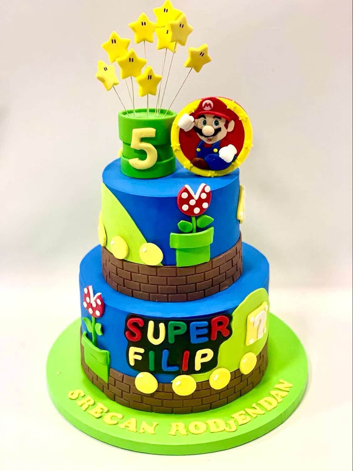 Dečija torta za dečake na 3 sprata sa motivima jedne od najstarijih i najpoznatijih igrica, Super Mario.Poklondzija