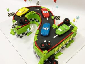 Dečija torta za dečake obliku broja 2 dekorisana trkačkom stazom i automobilima.Poklondzija