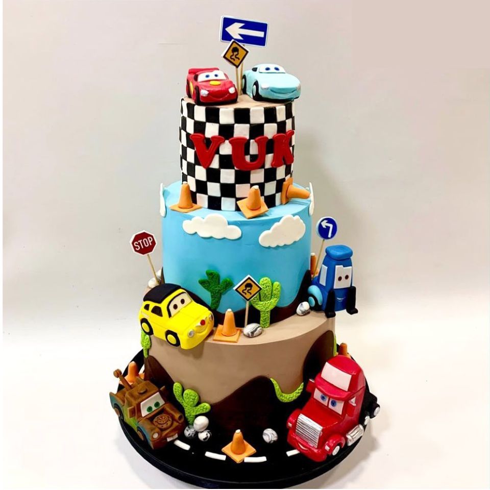 Dečija torta na 3 sprata dekorisana stazom i glavnim likovima crtanog filma Cars.Poklondzija