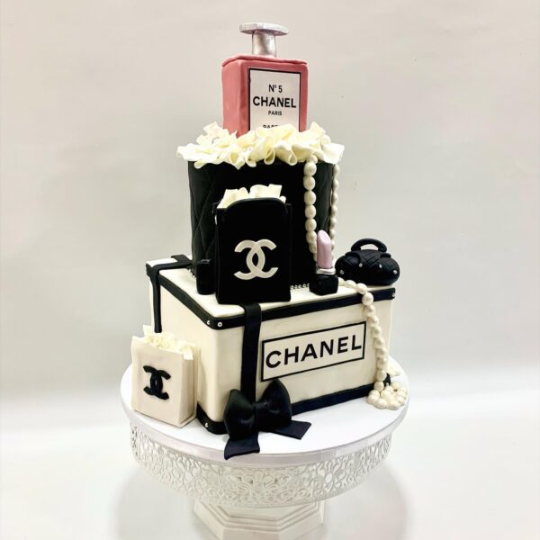 Torta za devojke na 2 sprata dekorisana Chanel modom.Poklondzija
