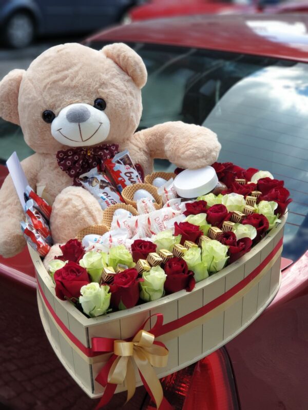 Cveće u kutiji sa medom, čokoladicama, belim i crvenim ružama u ručno rađenoj drvenoj kutiji u obliku srca. Poklondžija