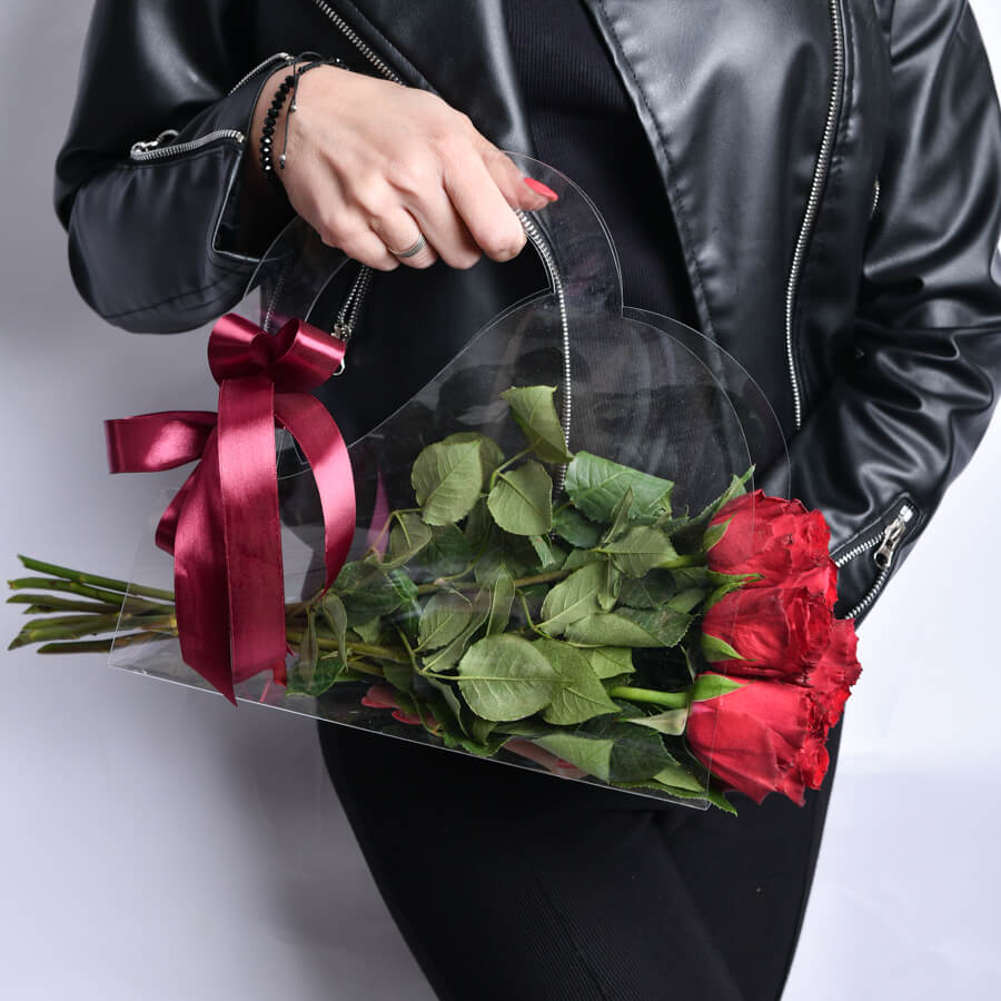 Buket elegancija- sa crvenim ruzama u elegantnom pakovanju- dostava cveća – Poklondžija Online Gift Shop Beograd
