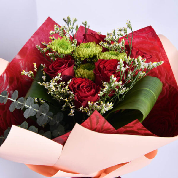 Buket od ruza i hrizantema-sa crvenim i kajsija papirom-dostava cveća – Poklondžija Online Gift Shop Beograd